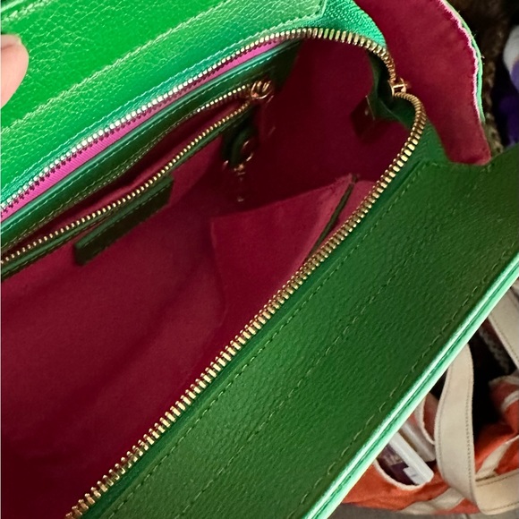 F&W leather NWT vibrant green croc-embossed bag with Pink Interior Strap also - Picture 2 of 9